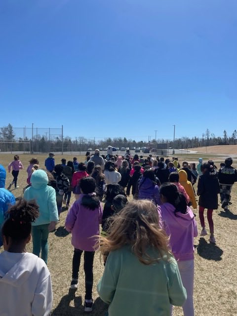 KidsRunClub_DNS's tweet photo. We’re super excited to have the new ⁦@HRCE_NS⁩ school ⁦@westbedfordPP_8⁩ running with us this year thanks to teachers Jennie Mitton &amp; PE teacher Abigail Tramble. Such a big and enthusiastic group! 🏃🏽‍♀️🏃‍♀️🏃🏻‍♂️🏃🏽 https://t.co/MmdoDGwkDF