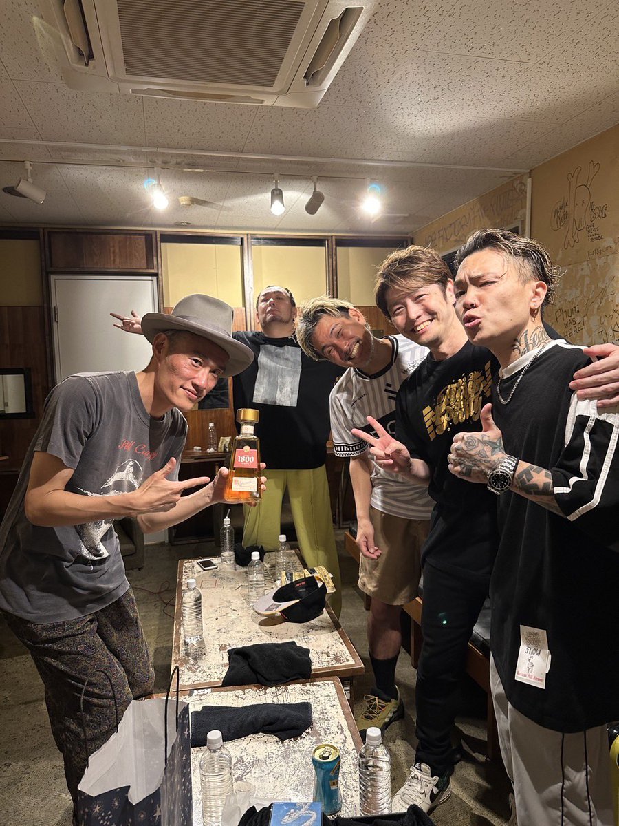 TEEDA_BACKON's tweet photo. テキーラ持ってFLOW THE PARTYに行って来たよ👍
流石の盛り上がりで俺もGOの時飛び入りしたかったなー😂
楽屋挨拶が親戚の家に遊びに行った感がハンパなかったwww
@info_backon @FLOW_official #仮面ライダーガッチャード #flowtheparty #does https://t.co/lliQLTbez5