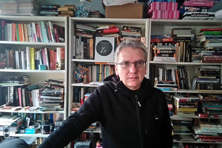 Mark Fisher analizaba cómo los trabajadores, en el contexto del neoliberalismo y del capitalismo avanzado, pueden identificarse con los ricos y, sobre todo, con la lógica del sistema económico dominante, a pesar de que este sistema los oprime y explota. Va hilo: