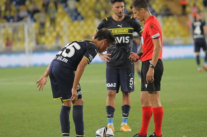 It's very normal for Arda.  In his first match at the age of 16, he tried to take the ball from the jose sosa and make a free kick, but sosa did not allow .  This is how it started when Arda was heard and spoken in Turkey 😂
👇👇