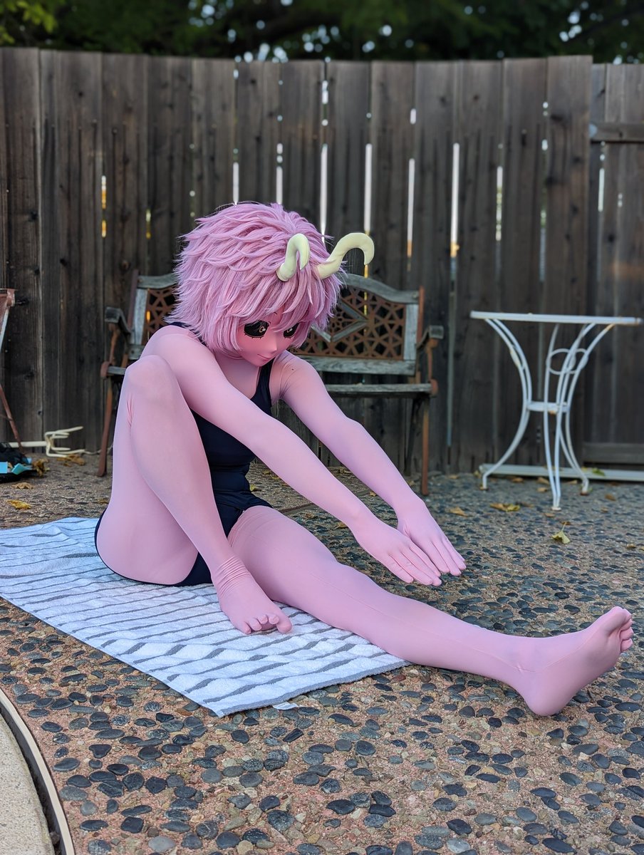'Now that it is getting warmer, make sure to stretch before you swim!'
•
#MinaAshido #Cosplay #MyHeroAcademia #Kigurumi #CosplayGirl #Kig #僕のヒーローアカデミア #着ぐるみ #BokuNoHeroAcademia #Anime #AnimeGirl  #hadatai #可愛い #Cute #Model #芦戸三奈 #ピンキー #Pinky #swimsuit