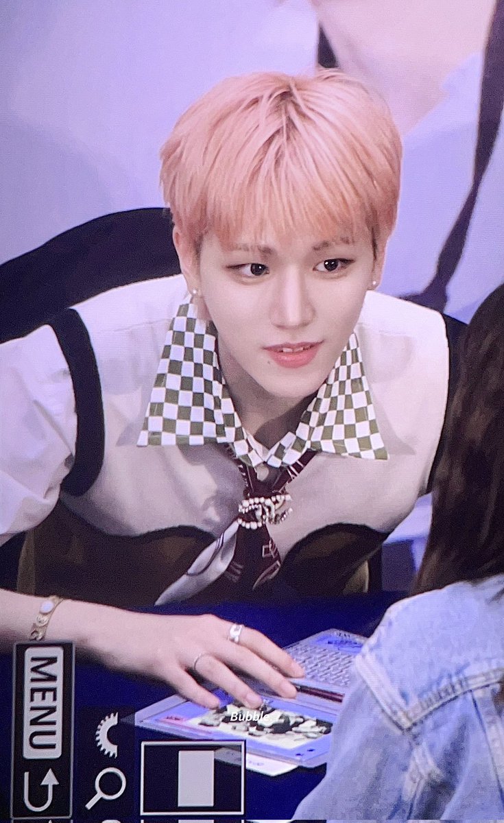 벚꽃구경 가서 벚꽃대신 형 사진만 잔뜩 찍는 잏링...

형
                                          어엉?
 
형 봄을 닮았네요