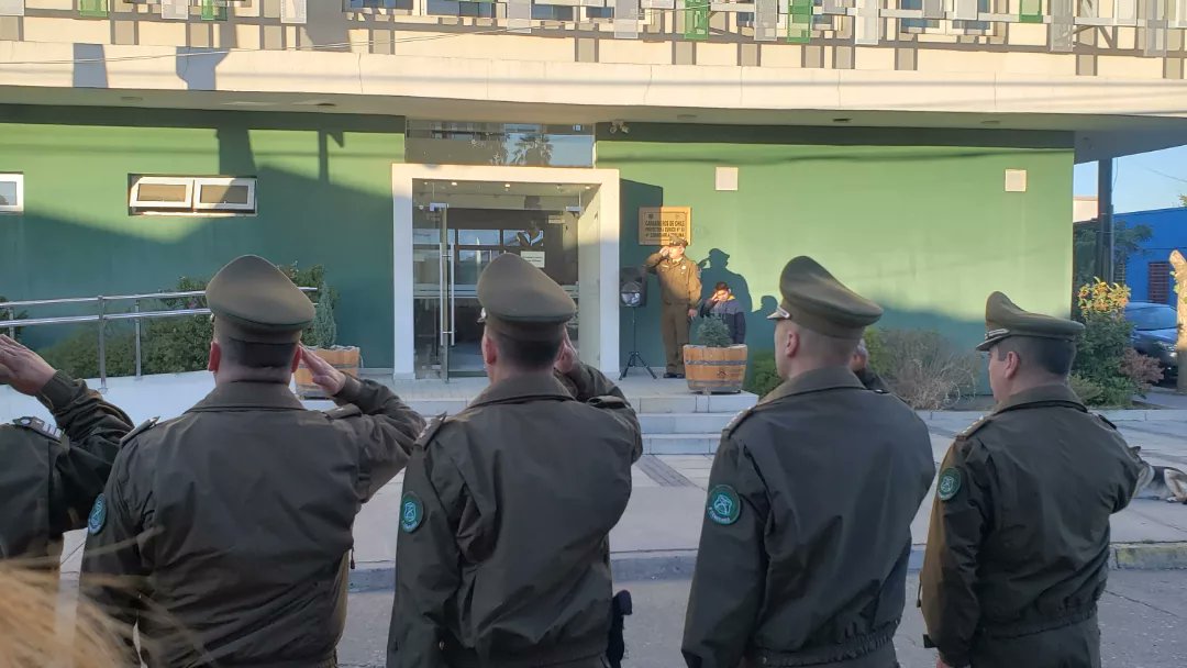 ser_camp's tweet photo. Acompañando a nuestros #Carabineros en #Molina en un triste aniversario número 97, enlutado por la cruel muerte de los 3 carabineros al sur de Cañete.
   Hoy las banderas solo hasta media asta. https://t.co/5Y8YeRzeu9