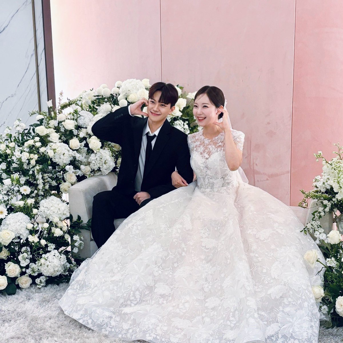 JUSTB_twt's tweet photo. [#JM] 큰누나 결혼 축하해❤🥰

#JUSTB #저스트비 #추지민 https://t.co/kh3RxPUBDd