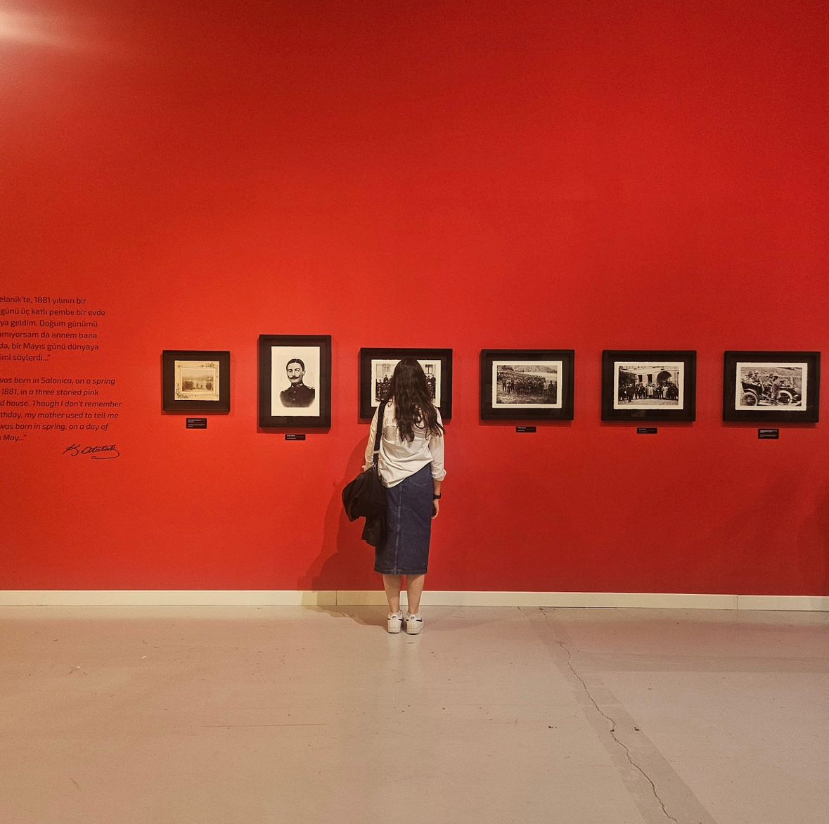 ‟Karanlıkta Akan Bir Yıldız: Mustafa Kemal Atatürk' sergisi Ankara CerModern’de açıldı. Gazi’nin Türkiye'de ilk kez kamuoyu ile paylaşılan 250 adet yayımlanmamış fotoğrafıyla; kendisine ait pek çok objenin yer aldığı sergi 18 Ağustos’a dek ziyaret edilebilir. @CerModern