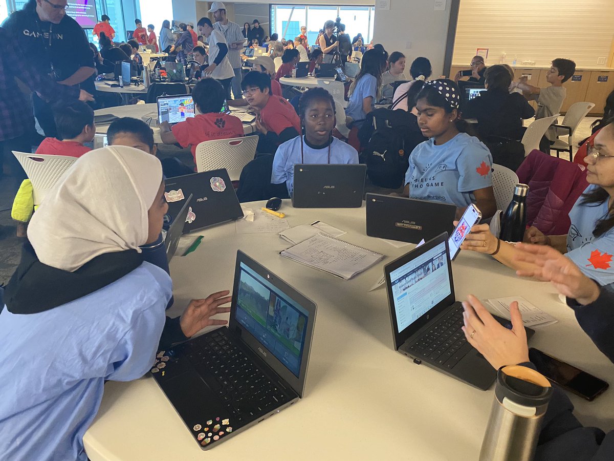 Round 1 getting started at @osea_aoses @PlayCraftLearn build tournament! So great to see some amazing teams here! Especially happy to see all the #girlswhogame @DellTech