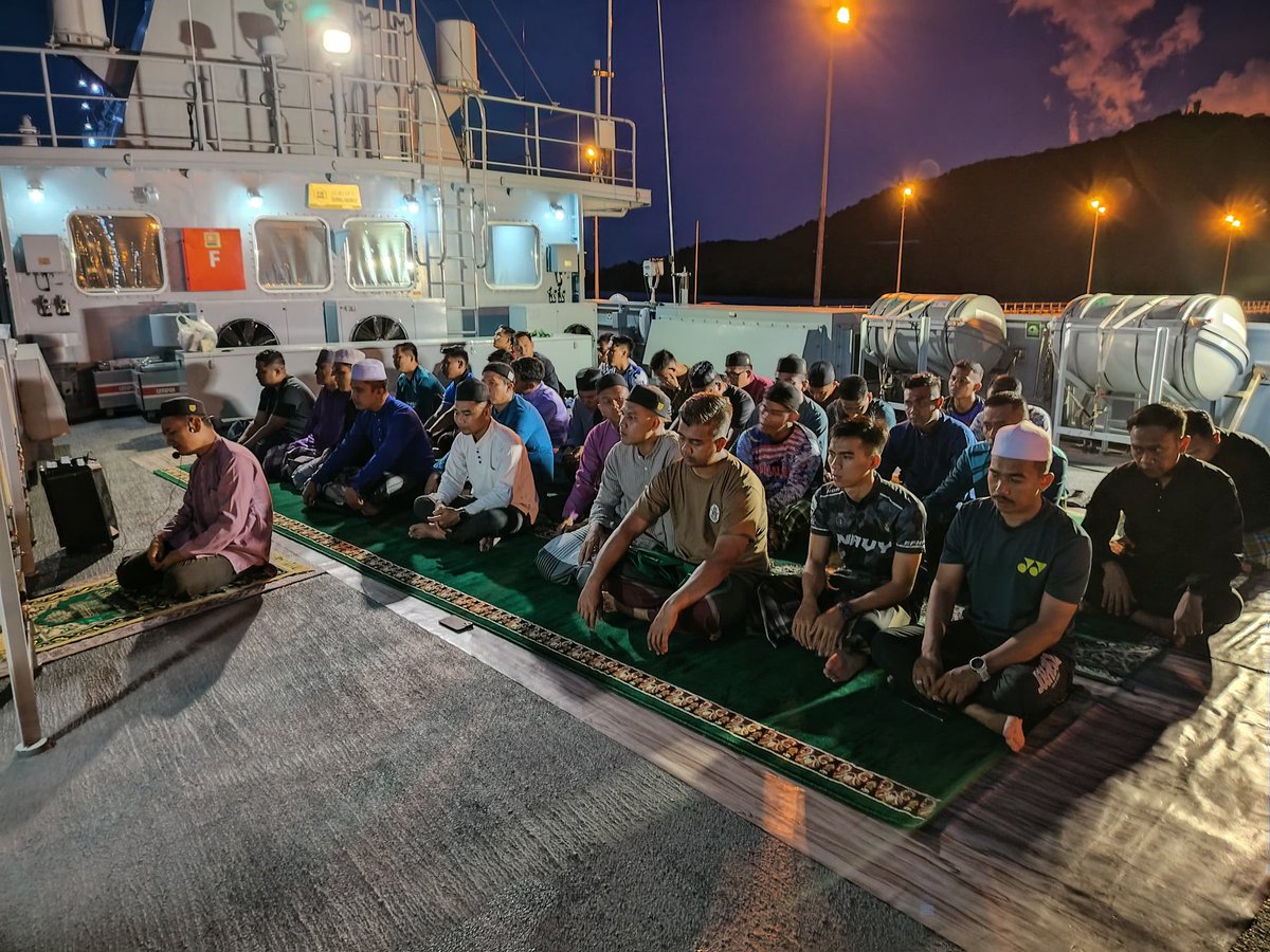 LMS_113's tweet photo. 27 Apr 24 - Majlis Bacaan Yassin dan Tahlil bagi Wira dan Wirawati TLDM yang telah terkorban dalam tragedi kemalangan helikopter yang lalu dilaksanakan di Geladak 01  disempurnakan oleh Pegawai Memerintah. 
Semoga jasa dan pengorbanan diberi ganjaran baik disisi Allah SWT. https://t.co/b6eHFKe3k0