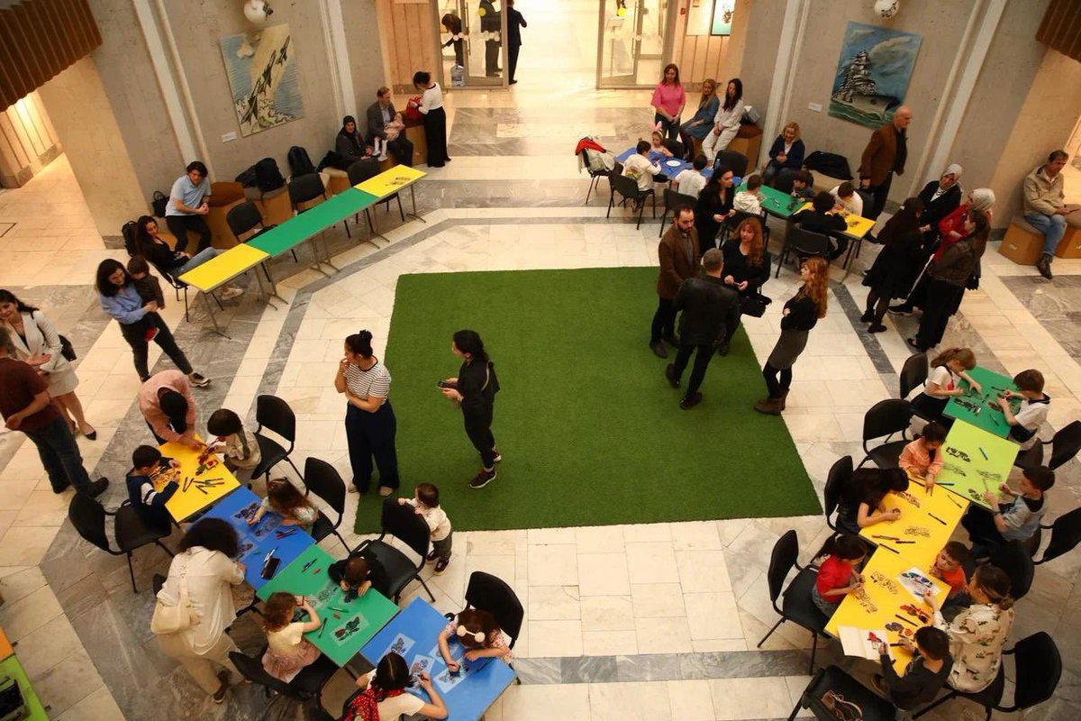 🇹🇷 23 Nisan Ulusal Egemenlik ve Çocuk Bayramı kapsamında Yunus Emre Enstitüsü katkılarıyla düzenlediğimiz Karagöz Gölge Oyunu etkinliği ile Moskova’da yaşayan Türk ve Rus çocuklar, Hayali Cengiz Samsun yönetiminde “Hacivat-Karagöz Dinozorlar Diyarında” adlı eseri seyrettiler.