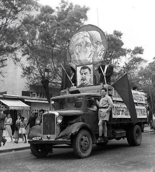 ‼️🚨🇮🇱 Israelis celebrating the 1st of May with artworks dedicated to Lenin and Stalin, 1947.

Is there a mysterious connection between Marxism and Zionism? 🤔💭