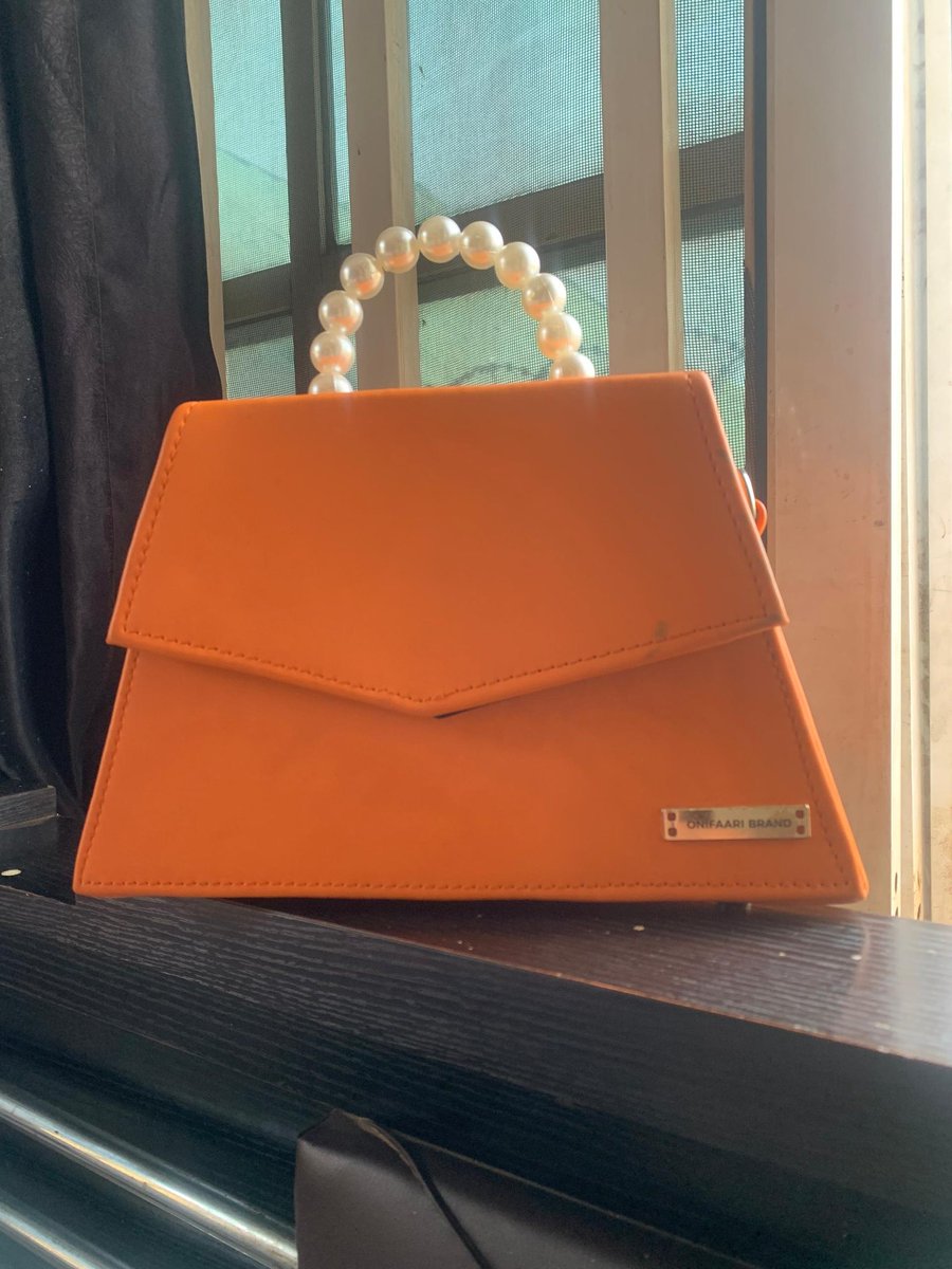 Good afternoon, Please i bought this bag for 7,500 and want to resell it for N6,000. It hasn't been used ever since i bought and the main reason for is because of the color Please send a dm if interested. Location: Abuja Can deliver nationwide. Pls rt