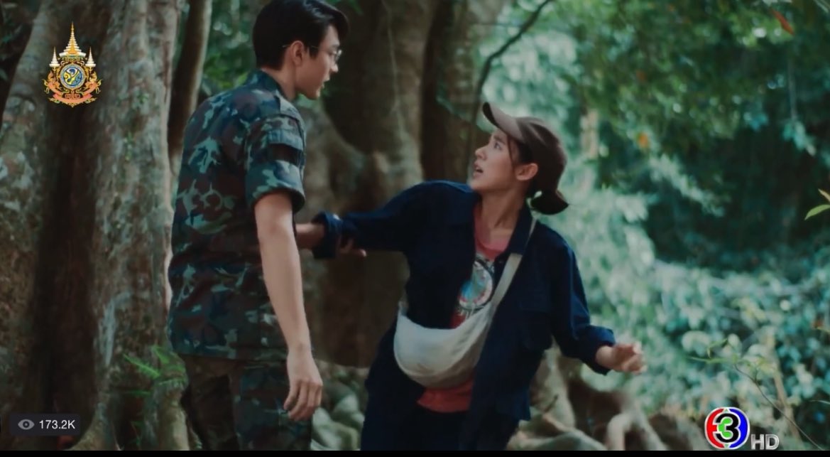 thegaroon's tweet photo. ‘ แกล้งคนอื่นมันสนุกมากใช่มั้ย ’ น้ำเสียงเอ็นดูหมั่นเขี้ยว 580,000 % 🐶🫳🏻

วิ่งไล่จับกันไปรอบต้นไม้อีก 1 แมตซ์ 🏃🏻‍♀️🏃🏻‍♂️แต่เหนือสิ่งอื่นใดทุกคนดูดิ มือหมอฉัตรมือเดียวรวบแขนน้องขวัญได้ง่าย ๆ เลย ㅠ ㅠ แขนยัยน้องเล็กมากกก 🤏🏻

——— #ขวัญฤทัยEP8 🌳♡ https://t.co/ANwWzt2Ylq