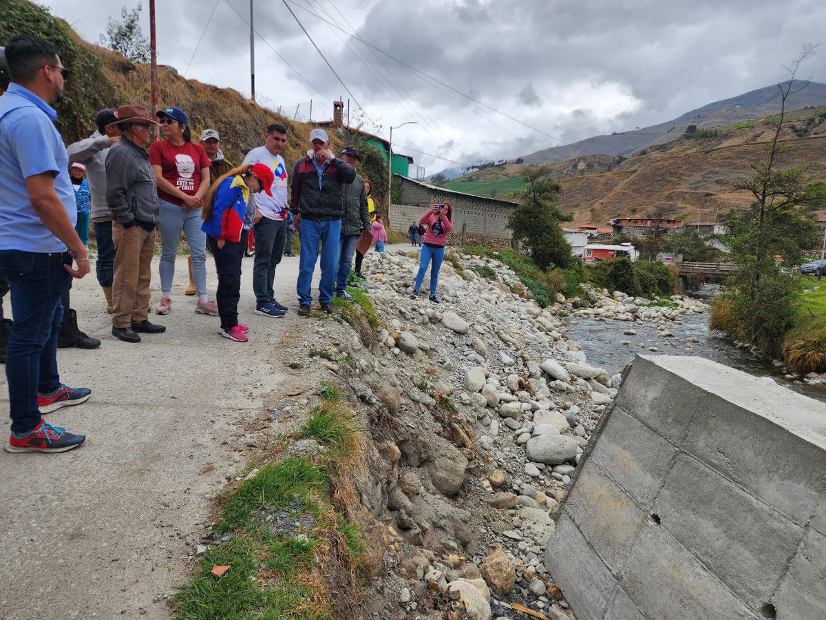 JEHYSONGUZMAN's tweet photo. Fíjense lo importante del poder popular organizado; en mi visita al municipio Rangel inspeccione el muro ciclópeo, esta es una obra ejecutada por el consejo comunal Mixteque de la comunidad homónima.

Ya la primera etapa fue culminada y gracias a los recursos que ha dado el presidente @NicolasMaduro a través del Consejo Federal de Gobierno.

Este proyecto fue creado por el poder popular, aprobado y financiado por el Sistema de Integración Comunal, con el objetivo de prevenir posibles emergencias que genere la crecida súbita del afluente hídrico Quebrada La Pica, el cual tiempo atrás afectó varias viviendas de la comunidad.