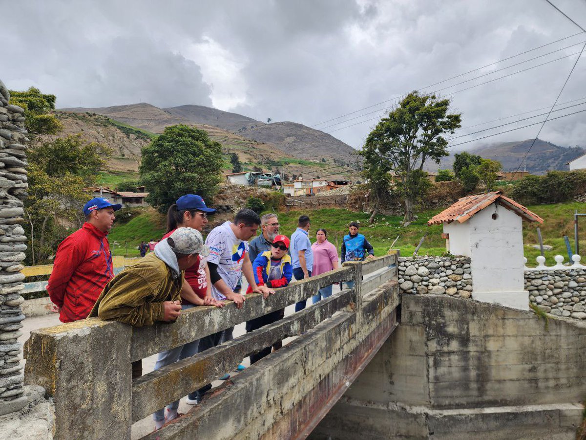 JEHYSONGUZMAN's tweet photo. Fíjense lo importante del poder popular organizado; en mi visita al municipio Rangel inspeccione el muro ciclópeo, esta es una obra ejecutada por el consejo comunal Mixteque de la comunidad homónima.

Ya la primera etapa fue culminada y gracias a los recursos que ha dado el presidente @NicolasMaduro a través del Consejo Federal de Gobierno.

Este proyecto fue creado por el poder popular, aprobado y financiado por el Sistema de Integración Comunal, con el objetivo de prevenir posibles emergencias que genere la crecida súbita del afluente hídrico Quebrada La Pica, el cual tiempo atrás afectó varias viviendas de la comunidad.