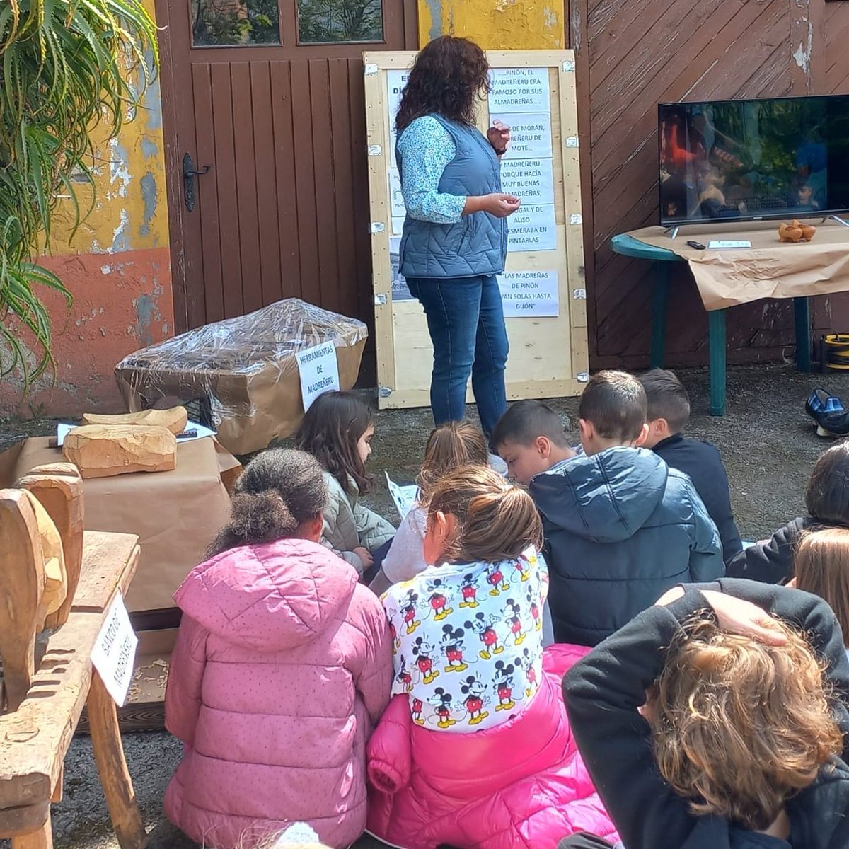 Semana cultural día del libro 2024, C.P. Alfonso Camín, Gijón, "Caleyando con Camín" colab. con proyec. dl barrio "San Julián de Roces": Una mirada de ayer a hoy, y la biblioteca de Roces
Nos unimos al proyecto prestándoles algunas piezas del #ecomuseodesomiedo taller madreñeiro