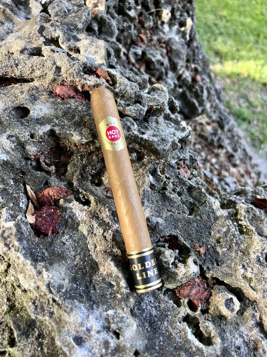 Kicking off Saturday morning with a Hot Cake Golden Line Connecticut Corona Gorda, favorite size of the boss Reinier Lorenzo.  What is your favorite @hvccigars ring gauge  size? Let us know 👇👇👇
.
#hvccigars #cigars #cigar #lafamilia