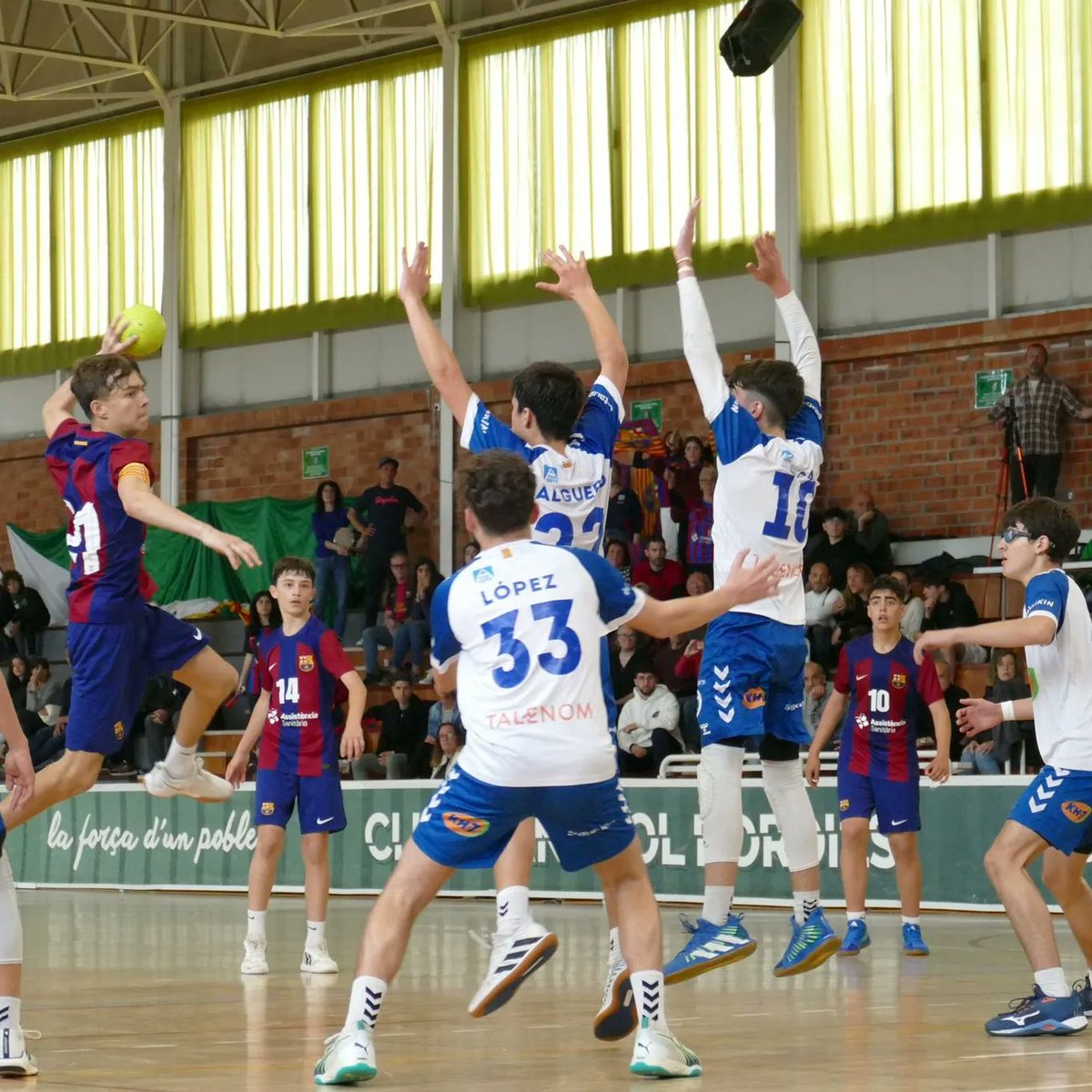 🤾‍♂El KH-7 BM Granollers i el Barça Infantil A s'han classificat per a la final de la Lliga Catalana Infantil. 👉 Demà es jugarà la final i es podrà seguir en directe a La Xarxa + i en streaming a les 19:30h. 💪Sort! #HandbolCatalà 📷 @marticurbet