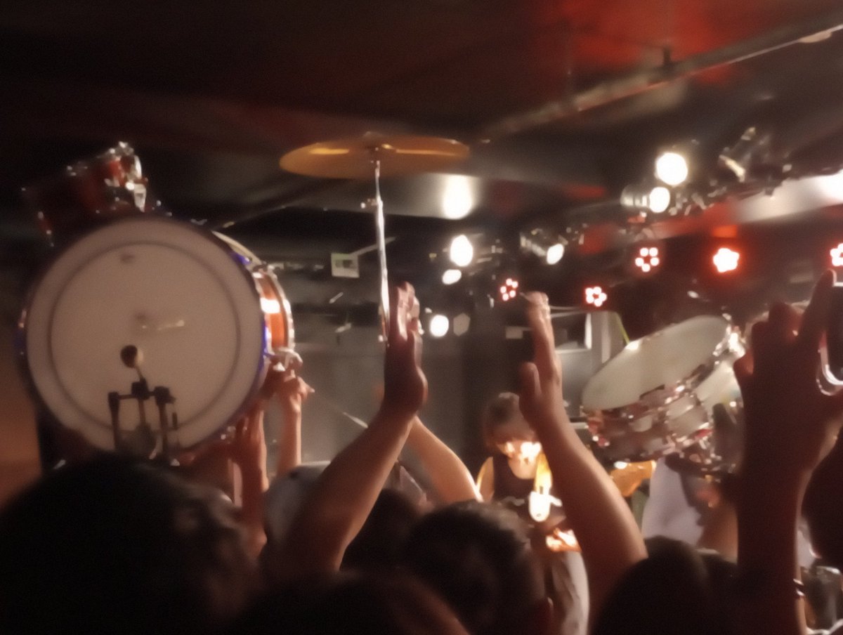 haplight's tweet image. DMBQ presents OSEES JAPAN TOUR 2024/新代田FEVER
DMBQとOSEESのツーマンライブ〜
満員ソールドのFEVERで出たっ!!〜DMBQのドラム神輿!!! ヤバいですね〜
そしてガレージサイケのツインドラムOSEES、バキバキで最高でした～🎶　#DMBQ #OSEES