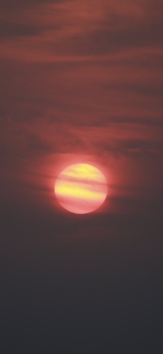 No Filter. Just the setting sun 🔥 #Sunset #sunsetphotography #SunsetObsession #Sun #Sky #Skyporn #Mumbai #Fire #NoFilter