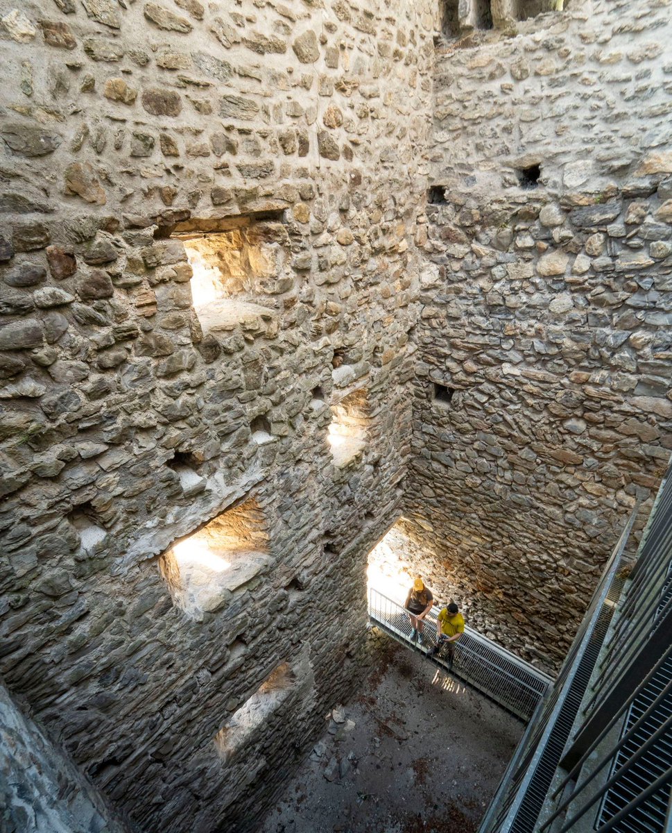 For a view over the village of Meiringen, visit the ruin of Resti castle, built around year 1250 🏰🏔️☀️ 

@Haslital | @madeinbern | @MySwitzerland_e 

#jungfrauregion #haslital #meiringen #berneroberland #swissalps #madeinbern #inLOVEwithSWITZERLAND