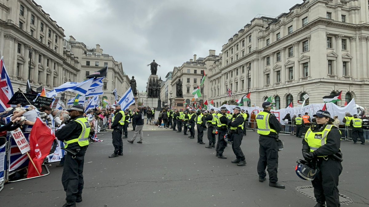 A different view of the demonstrations in London today, with @metpoliceuk In the command centre, @NickFerrariLBC joined the team monitoring the situation. On the ground, I joined the officers making the decisions in a challenging & dynamic environment. More @LBC this week.