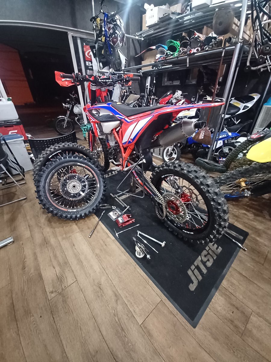 lightning_jyo's tweet photo. 明日はLightningオフロードday!!
ハードエンデューロ仕様にチェンジ！
#バイクショップライトニング
#ライトニング
#オフロードday
#ベータ
#RR4T
#ハードエンデューロ
#トライアル https://t.co/d00KyrPu8t