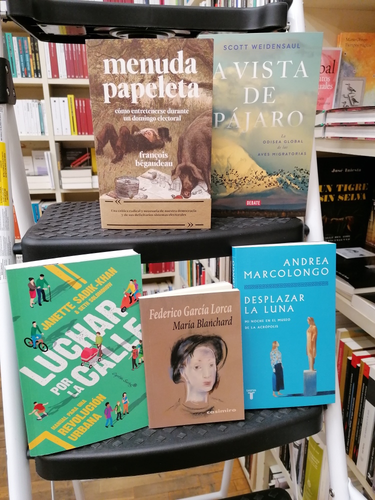 Y estupendas novedades de ensayo de la semana: 📖Menuda papeleta de François Bégaudeau 📖 A vista de pajaro de Scott Weindensaul 📖Luchar por la calle de Janette Sadik-Khan 📖 María Blanchard por Federico García Lorca 📖 Desplazar la luna de Andre Marcolongo ¡Ven a por ellas!