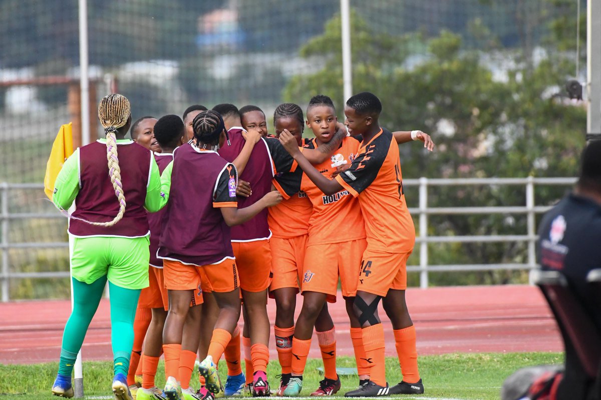 Half-time | 𝐇𝐨𝐥𝐥𝐲𝐰𝐨𝐨𝐝𝐛𝐞𝐭𝐬 𝐒𝐮𝐩𝐞𝐫 𝐥𝐞𝐚𝐠𝐮𝐞

UJ Ladies: 2️⃣-0️⃣ :University of Fort Hare 

#ujfootball #HWBSL #UJAllTheWay #ItStartsHere