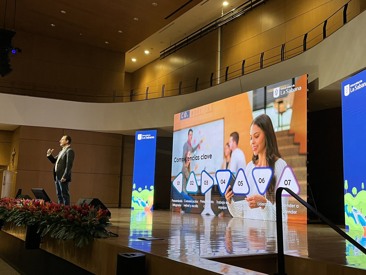 “A través del pensamiento integrador, trabajo en equipo, liderazgo, pensamiento crítico y comunicación verbal y escrita aseguramos el aprendizaje. Somos la única universidad a nivel Latinoamérica que cuenta con aprendizaje experiencial” @RolandoRector #ReuniónDePadresUnisabana