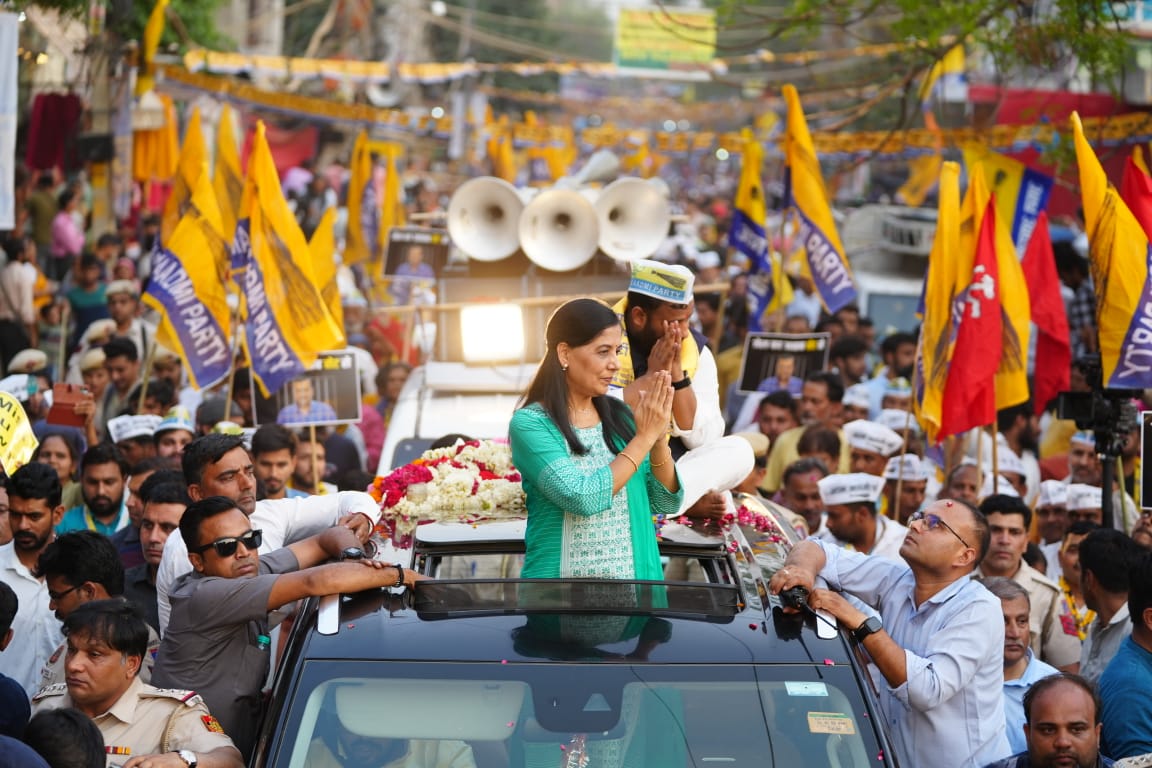 #InPics | Delhi Chief Minister Arvind Kejriwal's wife Sunita Kejriwal held a mega roadshow and campaigned for AAP East Delhi candidate Kuldeep Kumar today.

#ElectionsWithNDTV #LokSabhaElections2024