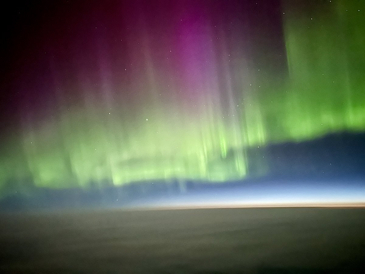 Amazing display of the #AuroraBorealis this Friday morning over #Alaska (south of Homer) as seen from 34,000ft on our way to Taipei. @UWCIMSS @TamithaSkov @SpaceWxRina @spaceyliz @TweetAurora