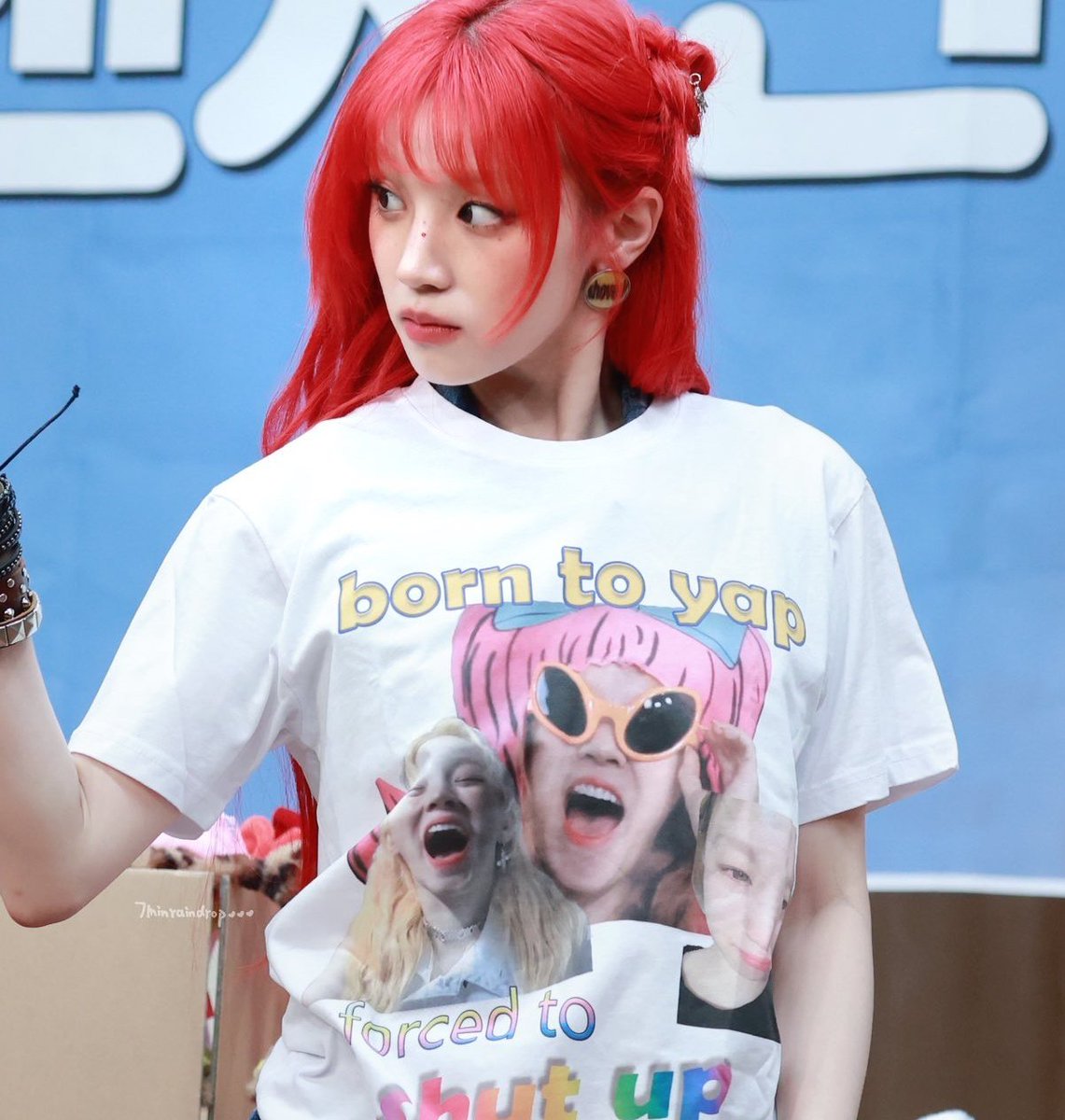 YUQI of (G)I-DLE gains attention for her t-shirt in recent picture.