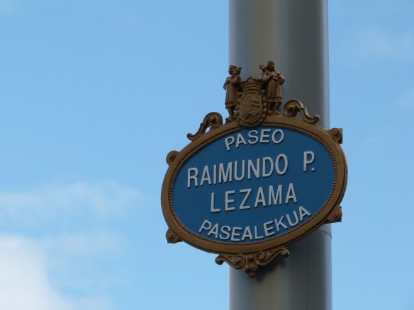Desde ayer el Athletic tiene una calle a su nombre en Barbolla (Segovia). HIstoricos jugadores también tienen calles:

Iribar (Gallegos, Asturias)
Piru Gainza (Basauri)
Blasco (Mundaka)
Zarra (Bilbao)
R. Pérez Lezama (Bilbao)
Pitxitxi (Bilbao)

¿Sabéis alguno más?