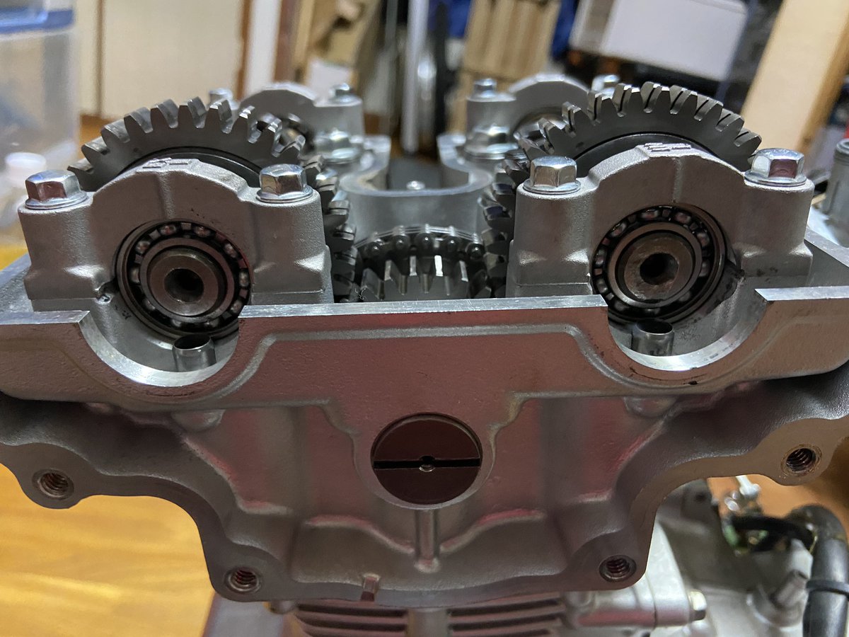 よなか。明日のもてぎ行き準備の為、例の中華エンジンをちくっとバラして覗いてみたんですが…予想通りでもあり予想以上のとこもあったりとなかなかに楽しめますな(‾▽‾;) 検分したら売っ払うつもりでしたが惜しくなってきましたw 