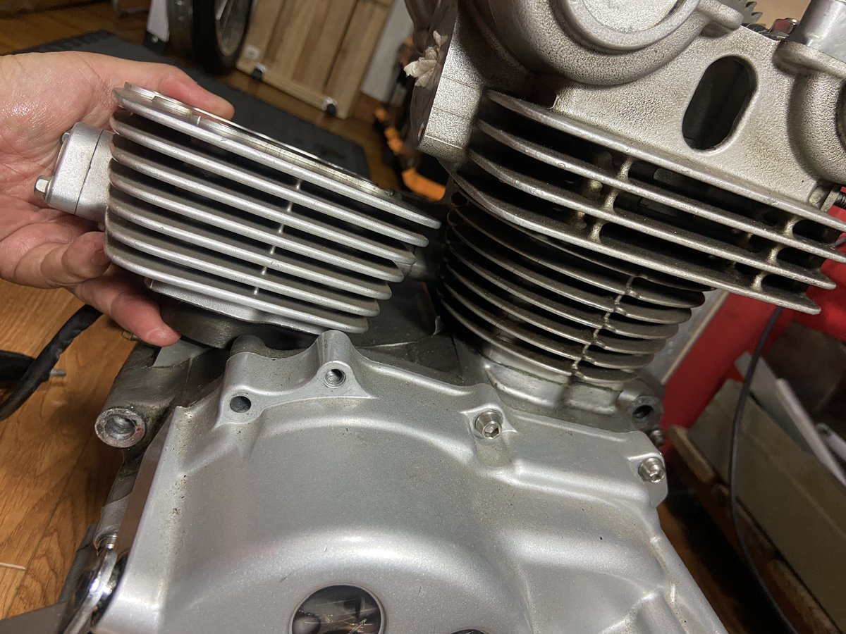 よなか。明日のもてぎ行き準備の為、例の中華エンジンをちくっとバラして覗いてみたんですが…予想通りでもあり予想以上のとこもあったりとなかなかに楽しめますな(‾▽‾;) 検分したら売っ払うつもりでしたが惜しくなってきましたw 