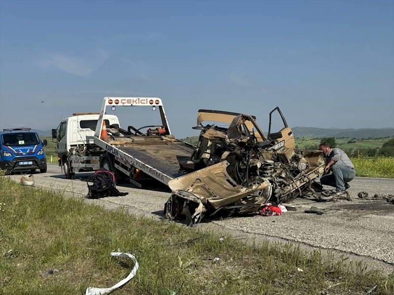 Balıkesir'de tırla çarpışan otomobildeki 2 kişi öldü son48saat.com/haber/balikesi… #Balıkesir