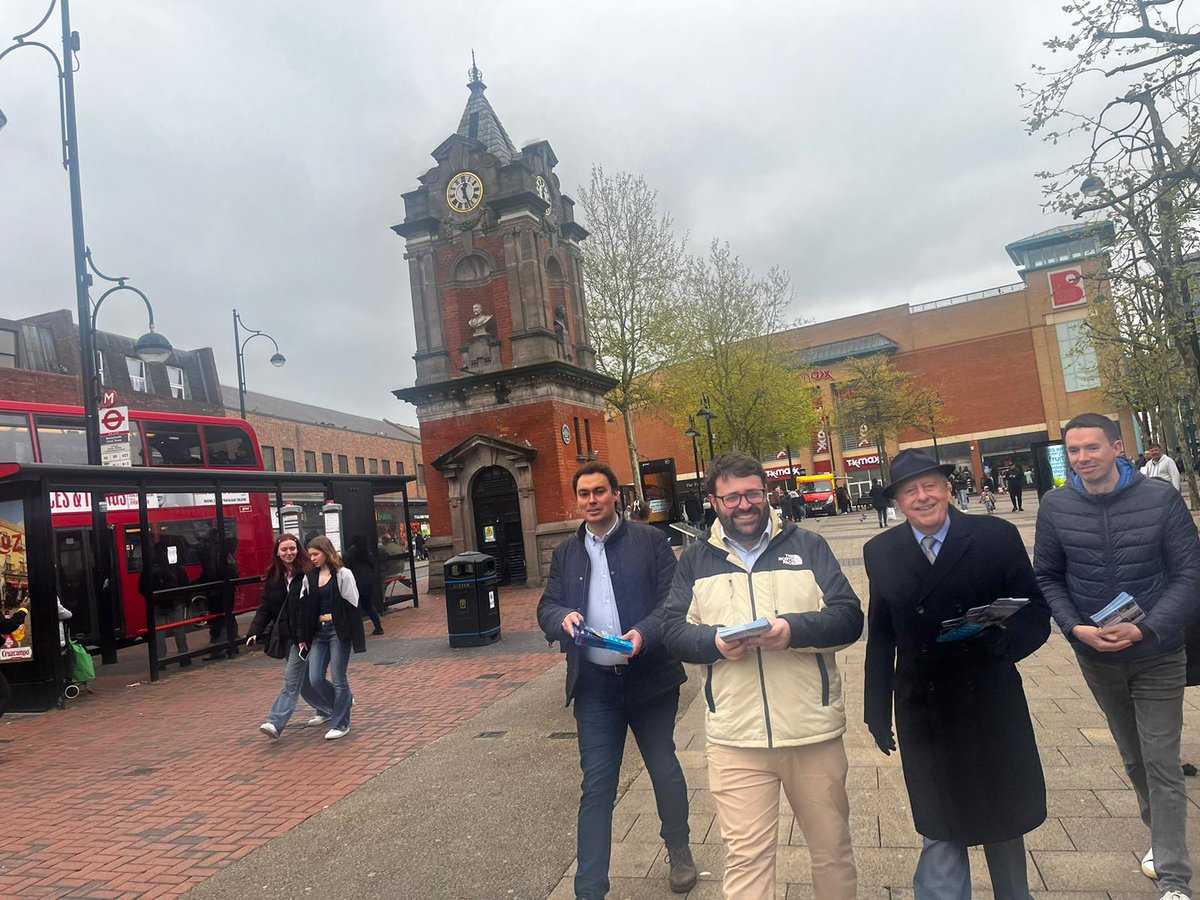 ThomasFTurrell's tweet photo. Packed day today. Great to join @PeterTFortune in #Bromley, @DavidEvennettMP in #Bexleyheath, @richardjmark in #Belvedere and then @GemmaJTurrell in #Shortlands. Only 6 days left 🗓 #TurrellonTour https://t.co/VRtOyuNWs5