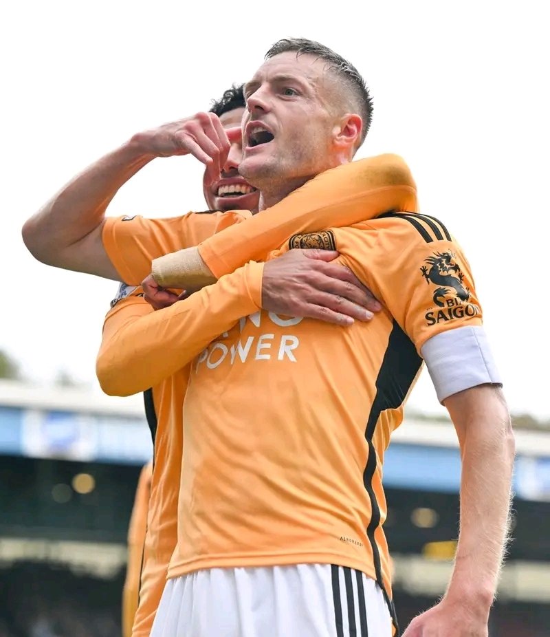 Super_Realtu's tweet photo. I've got to tip my hat to Jamie Vardy for his incredible loyalty and performance at 37. Scoring 16 goals this season, he's not just playing; he's making history with Leicester City. His passion and dedication are what football's all about! #VardyParty #LeicesterLegend https://t.co/bVmHSuOCwB