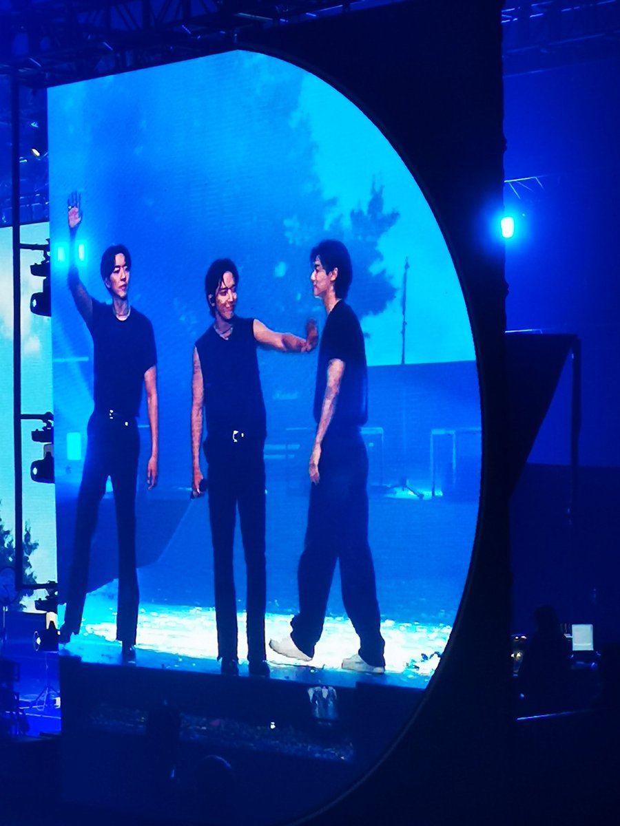 slow88's tweet photo. The problem with watching a @official_CNBLUE concert is that it's addictive. You'll want to watch the live performance of @JYHeffect @MR_KANGGUN @MentalShin over &amp; over &amp; over again #CNBLUEInSINGAPORE https://t.co/BsmLa9fJYt