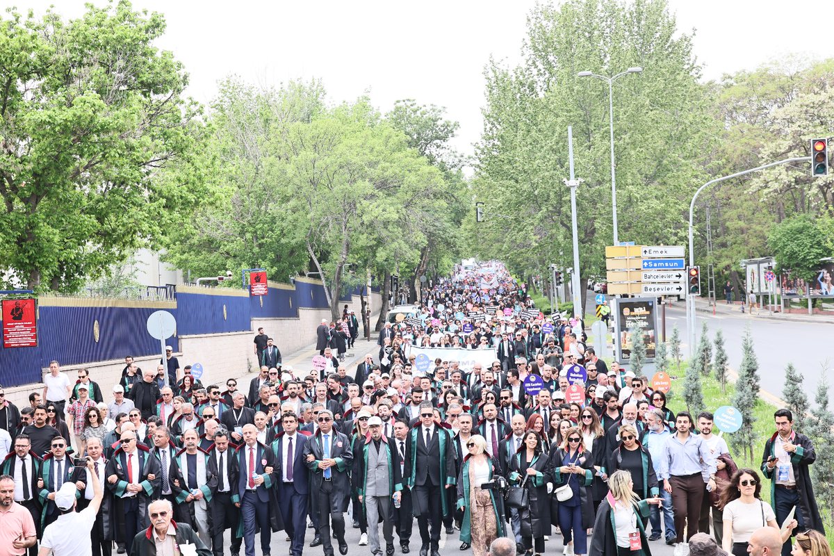 Binlerce Meslektaşımız, Tek Yürek ve Tek Ses, "Avukat İçin De Adalet" İstedi

👉 tbb.av.tr/1151