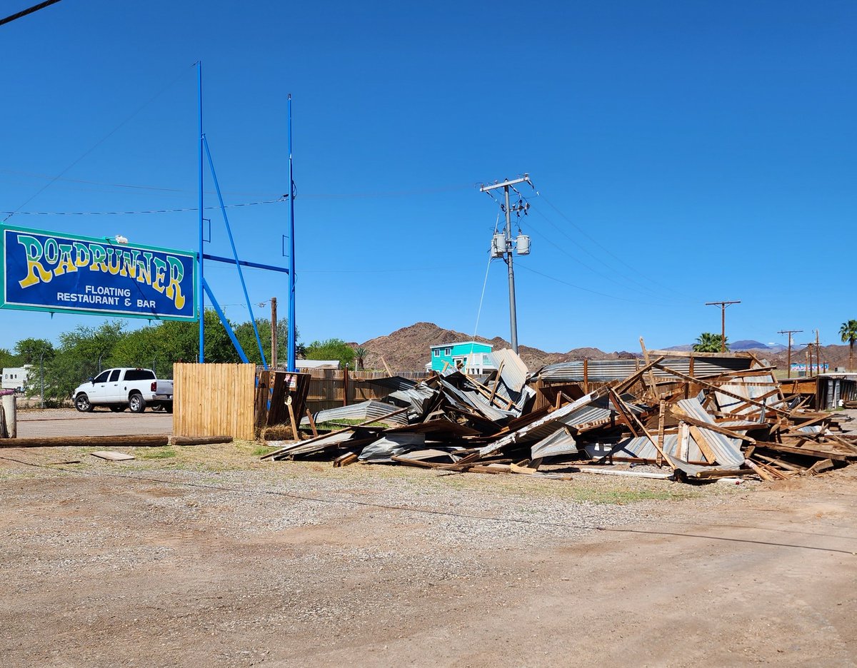 Outflow wins Friday afternoon utterly destroyed this shed and blew it up into the Roadrunner sign and the power lines. Knocked out power to this part of the Parker Strip.  It was a sudden dangerous event here. #ParkerAZ #LakeHavasu #ColoradoRiver #azwx #cawx #nvwx