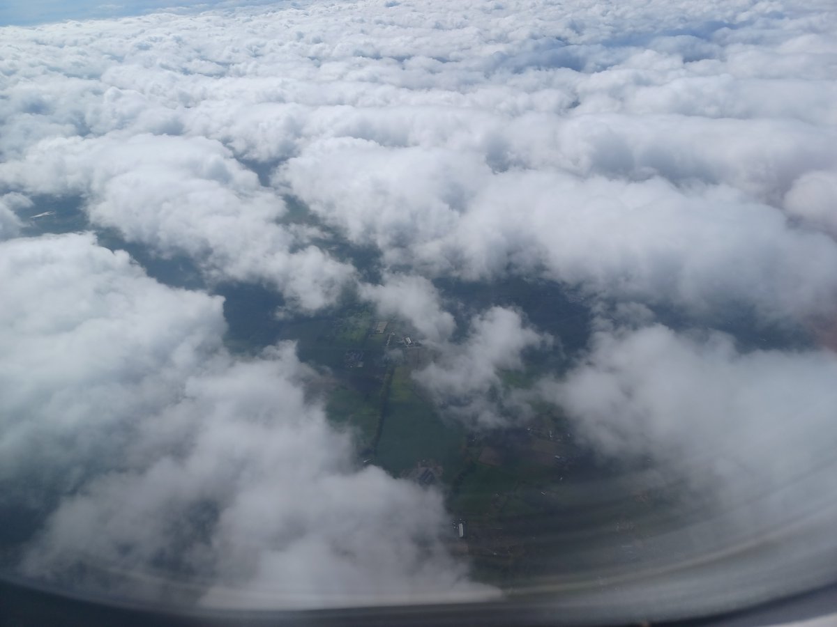 Vandaag boven de wolken geweest. Zie die strepen!! #chemtrails ? #geoengineering? #climateengineering?