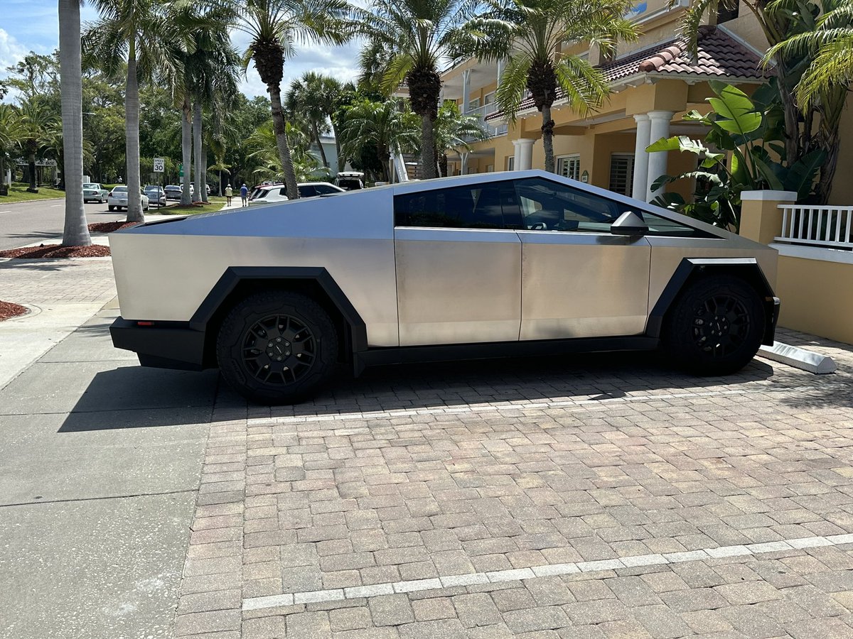 vuwildcat07's tweet photo. If you ever buy one of these be ready for it to become a perpetual photo opportunity #cybertruck https://t.co/oqXafL2D4d