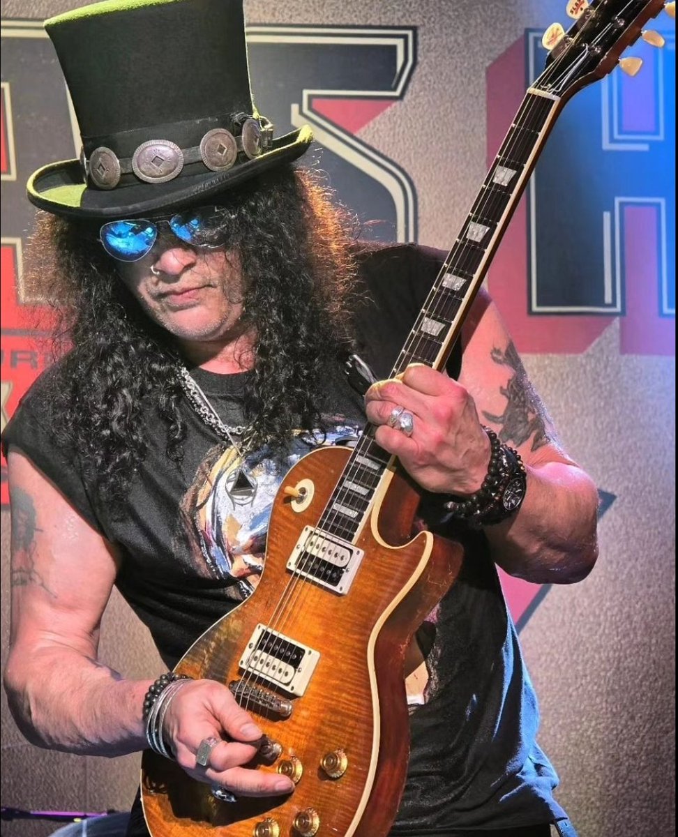 @Slash at the show in Luxemburgo-April,2024. 🎩✨️❤️