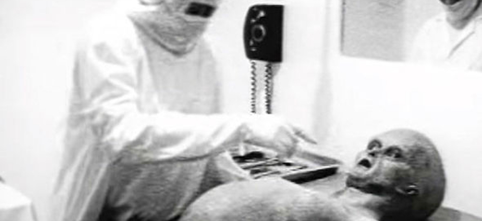 Next year is the 30th anniversary of the alien autopsy film. In this unintentionally hilarious article (pages 6-9), 2 members of a UFO group try to work out if their own Director of Investigations was being dishonest or gullible when he promoted the hoax! bufora.org.uk/documents/UFOT…