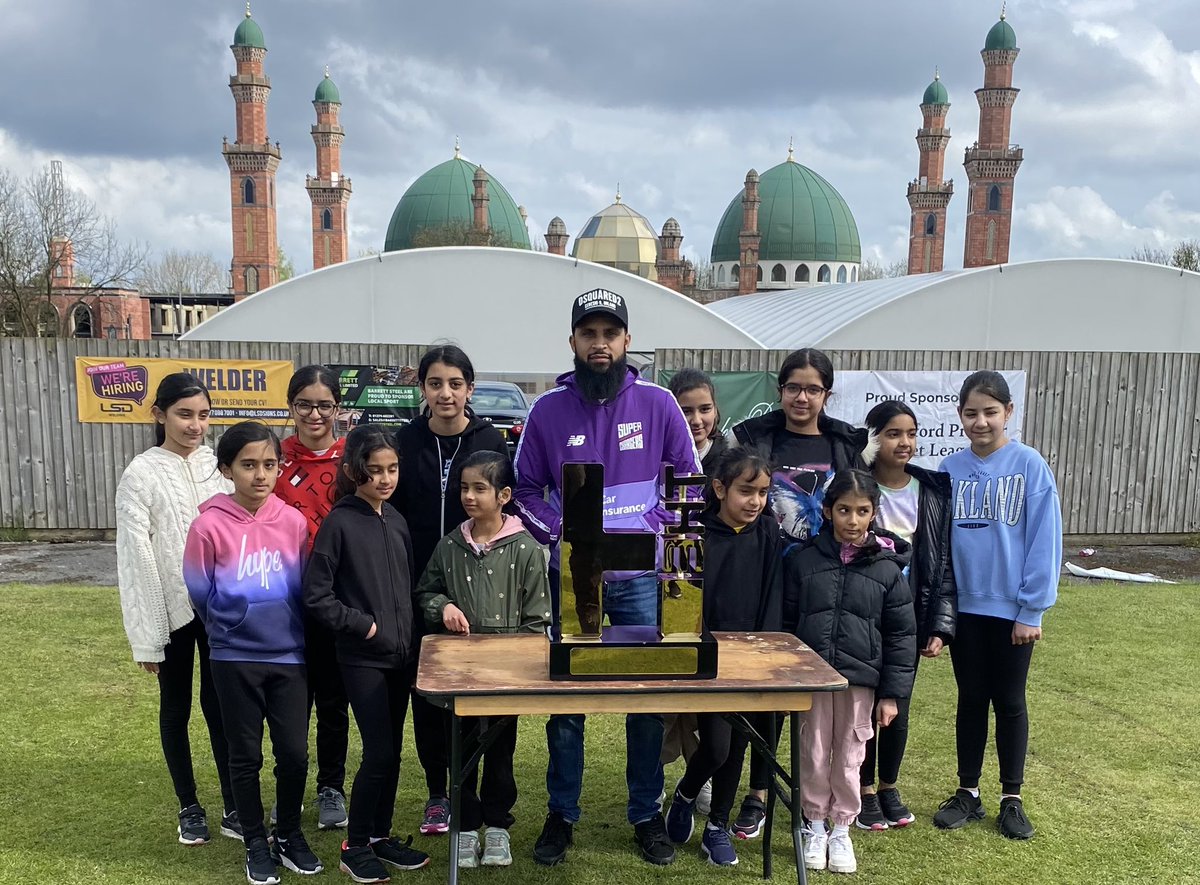Surprise visitor to Great Horton Church CC girls training session this morning, Adil Rashid with the 100 ball competition trophy. @Yorkshirecb @Active_Bradford @YorkshireSport @JoinUsMovePlay @ECB_cricket
