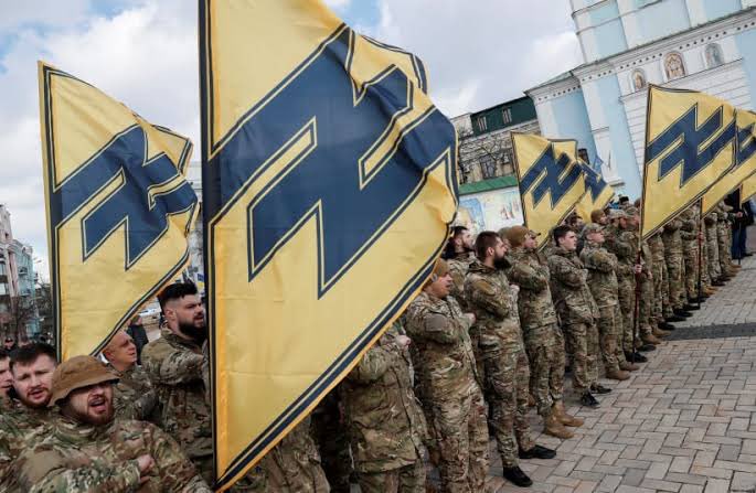 G13patrick's tweet photo. Pourquoi la C.I condamne les #Wazalendo alors qu’elle a soutenue militairement le Régiment #Azoz en Ukraine !  Une autre hypocrisie 

Le Mouvement #Azoz est un Bataillon Paramilitaire composé des volontaires d'extrême droite avec des affiliations néonazies et ultra-nationalistes https://t.co/TDnMYcxMwT