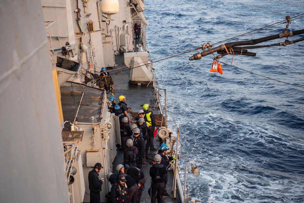 Interoperabilità e cooperazione! 
#NavedeLaPenne, flagship dell’#OperazioneMediterraneoSicuro, effettua un rifornimento di combustibile in mare dalla rifornitrice Somme, flagship dello
Standing NATO Maritime Group 2 (SNMG2). 

#MarinaMilitare 
#NoiSiamolaMarina
#ItalianNavy