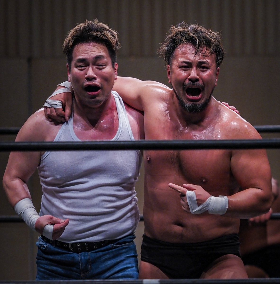 本日新生ガンプロがスタートしました。大家代表、阿部史典、高岩さん。みんながプロレスの根源的に眠るサムシングをガッと掴もうとしてくるんです。だから負けじとこちらもイクんです。ガンプロは'プロレス'を探究する団体。殴ってぶん投げて、噛みついて。今日もままだ見ぬ感情が滲み出てきた
#Ganpro