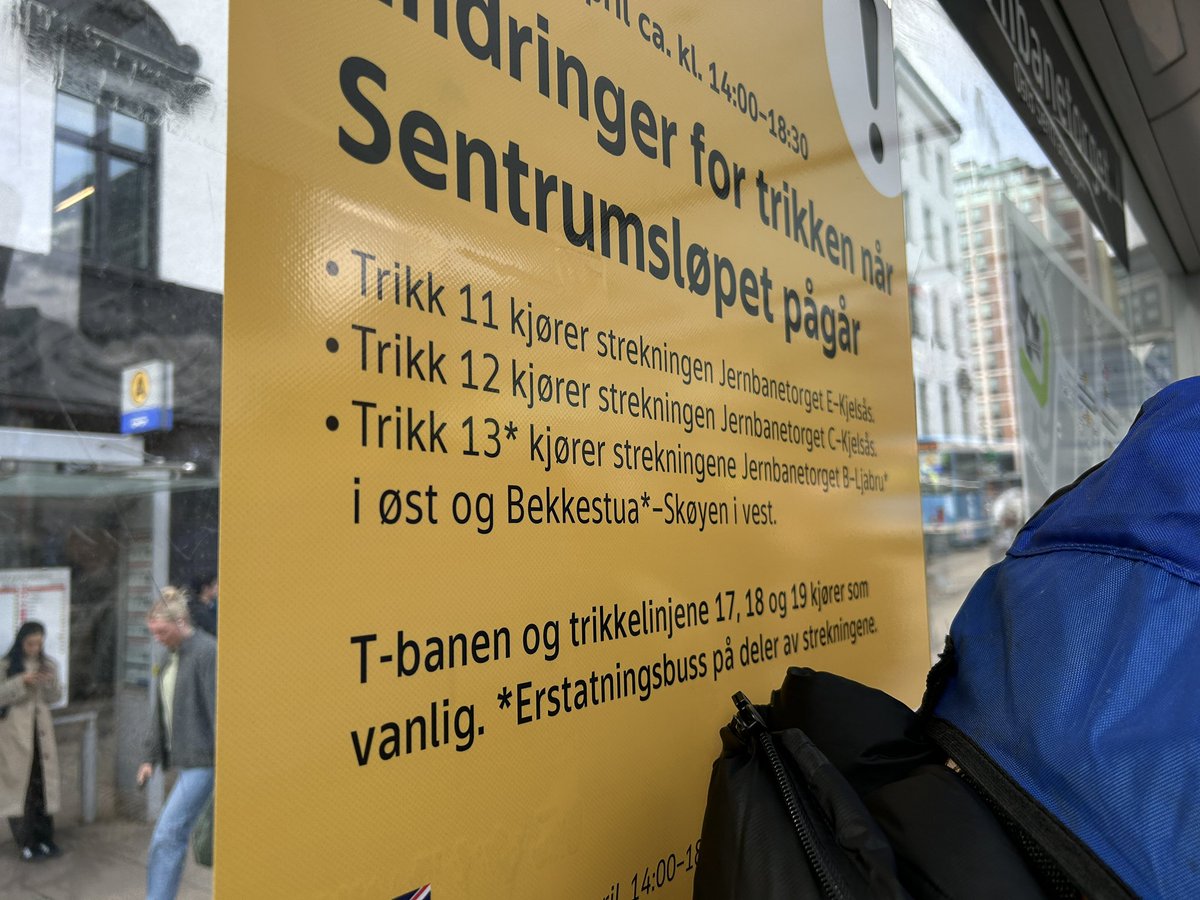 BunCandyCrystal's tweet photo. @Ruter hei, ifølge avvikslappene på jernbanetorget går linje 13 mellom oslo hospital og jernbanetorget under dagens avvik, men linje 13 går ikke der, hvorfor stemmer ikke avvikslappen overens med det faktiske avviket? https://t.co/KjSDiLJTvP