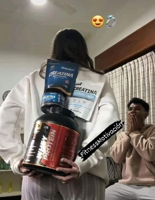 Cuando tu novia te regala proteína y creatina, sabes que es el verdadero amor 💕 #GymLife #FitCouples